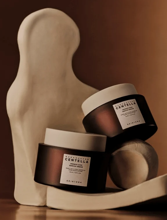 Kem dưỡng SKIN1004 Madagascar Centella Probio-Cica Enrich Cream 50ml trong bối cảnh trưng bày